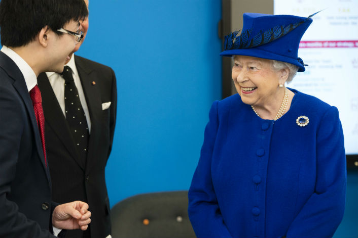 , Her Majesty The Queen Experiences Samsung Digital Classroom