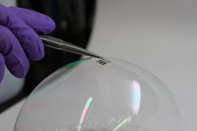 , Solar cells as light as a soap bubble