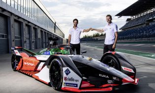 Racing drivers Lucas di Grassi (left) and René Rast give insights into everyday racing life and are eager to answer questions from conference participants. Image source: Würth Elektronik